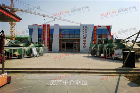 红庙新区四楼113平三室精装带车库南北通透户型95万可按揭